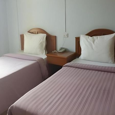 Ritzy House Hotel Chumphon Esterno foto