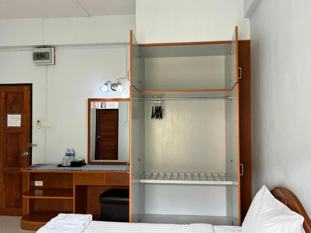 Ritzy House Hotel Chumphon Esterno foto