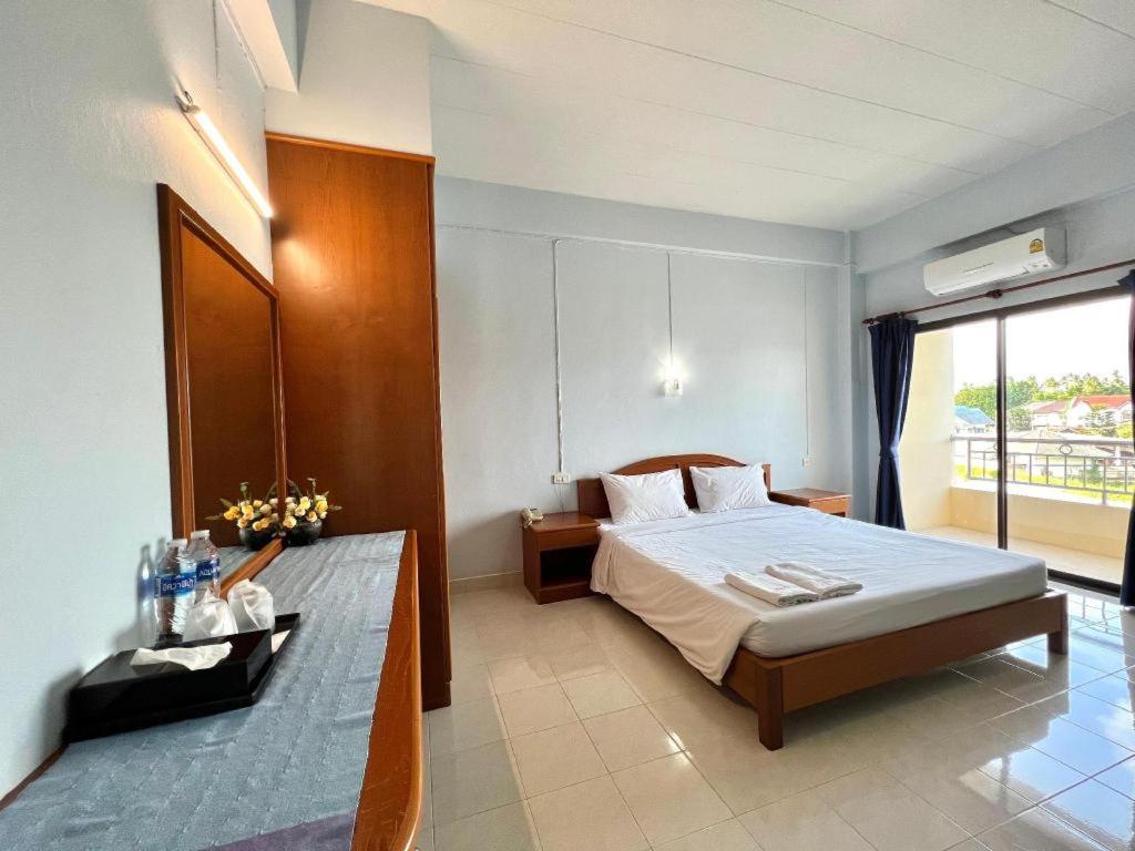 Ritzy House Hotel Chumphon Esterno foto